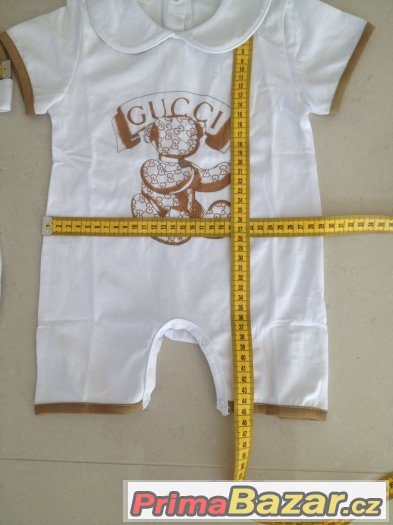 Letní body Gucci s čepičkou a bryndáčkem.