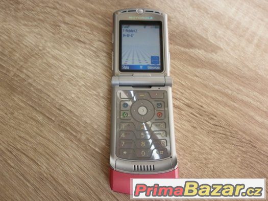 Motorola Razr V3, fialový, top stav.