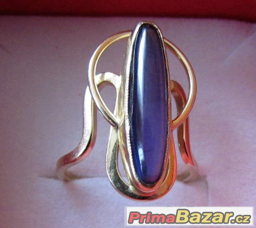 Prsten s fialovým kamenem