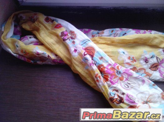 žlutý a růžový šátek