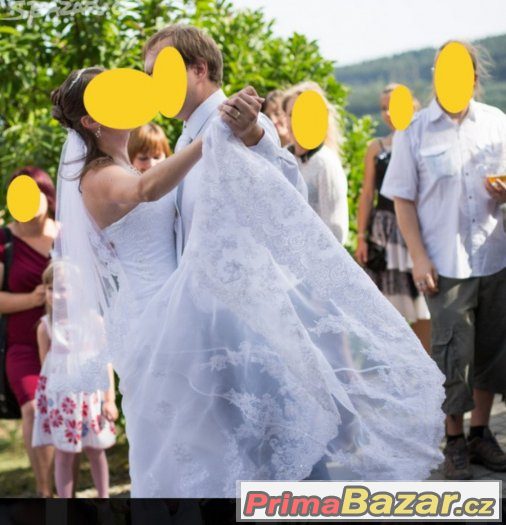 Krajkové svatební šaty s vlečkou