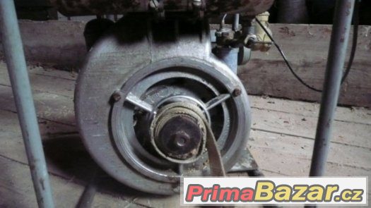 Spalovací motor s čerpadlem – fotografie 4