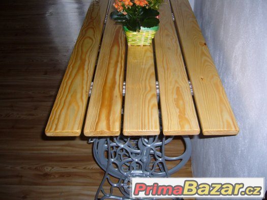 Zahradní stolek