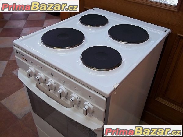 Sporák sklokeramický BAUKNECHT šíře 50 cm horkovzduch Sporák sklokeramický BAUKNECHT šíře 50 cm horkovzduch