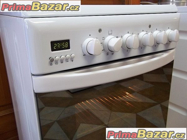 Sporák sklokeramický HOTPOINT/ARISTON šíře 50 cm horkovzduch