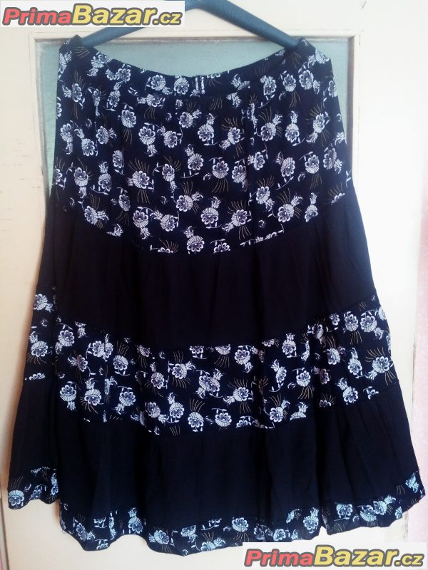 Černá květovaná sukně