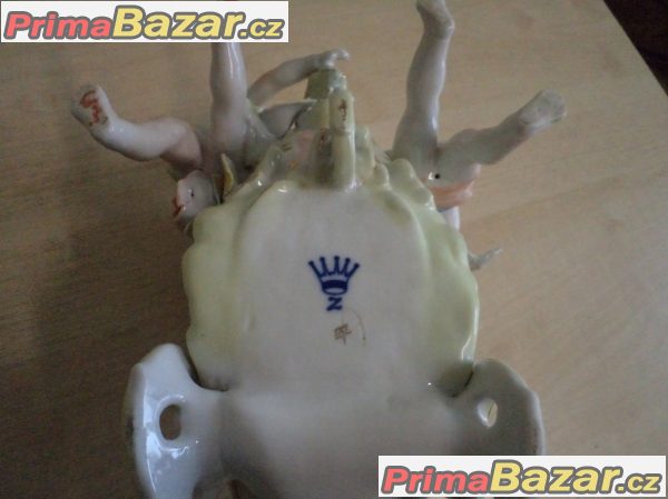 Prodám porcelánové sousoší s kočárem – značené