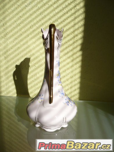 Karafa z růžového porcelánu