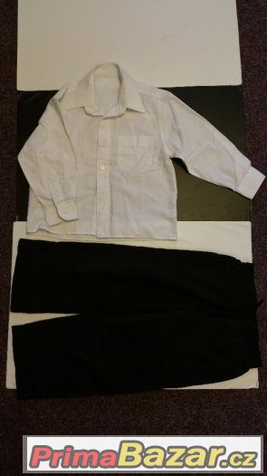 Košile bílá a černé kalhoty na vystoupení 4-5 let