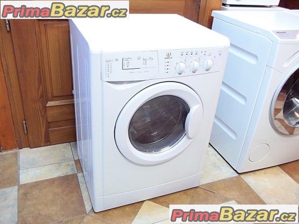 pracka-se-susickou-indesit-az-1200-otacek