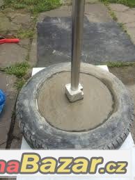 Za odvoz sjete pneu na betonovou vypln na stojky na oploceni