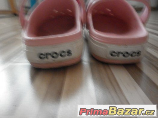 divci-ruzove-pantofle-crocs