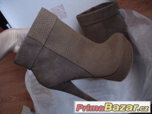 2. Kozačky vel. 40 a 41 zn. JUSTFAB