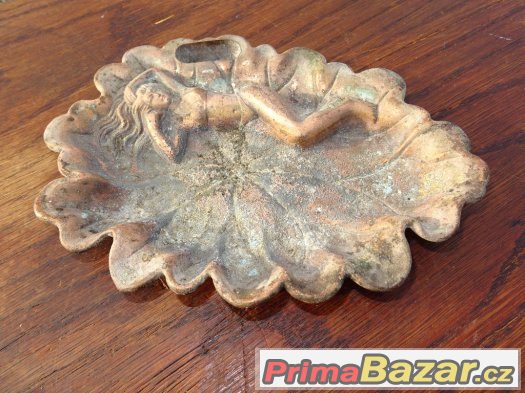 Starý měděný popelník s ležící ženou - 18 cm Starý měděný popelník s ležící ženou - 18 cm