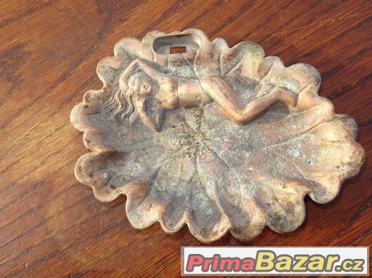 Starý měděný popelník s ležící ženou - 18 cm Starý měděný popelník s ležící ženou - 18 cm