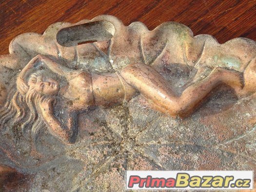 Starý měděný popelník s ležící ženou - 18 cm Starý měděný popelník s ležící ženou - 18 cm