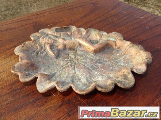 Starý měděný popelník s ležící ženou - 18 cm Starý měděný popelník s ležící ženou - 18 cm