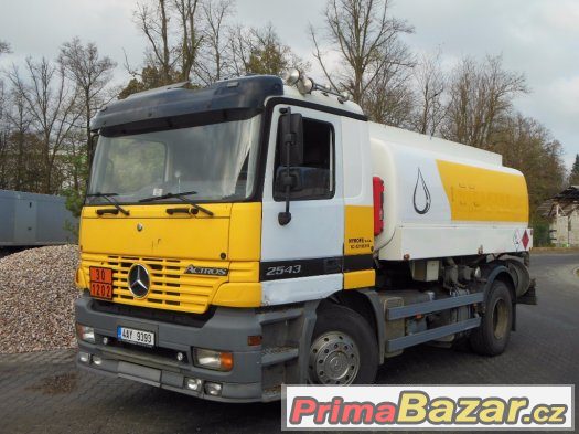 nakladni-automobil-mercedes-benz-actros-preprava-phm