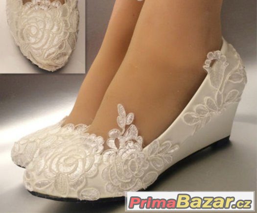 Krásné bílé dámské společenské boty