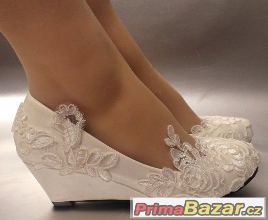 Krásné bílé dámské společenské boty
