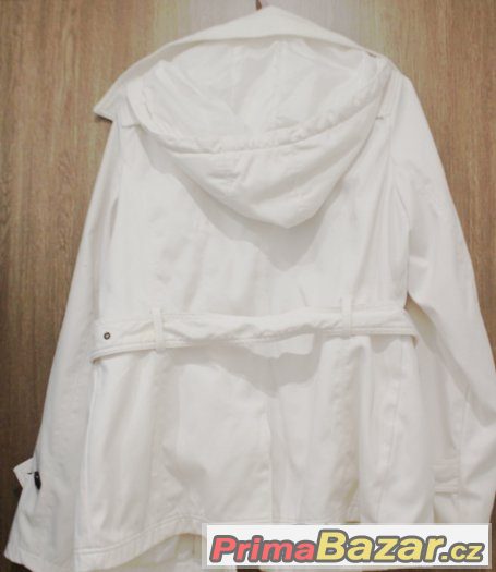 Bílý kabátek
