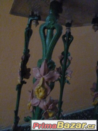 Kovový secesní stolek 1900 Kosatec a luční květiny