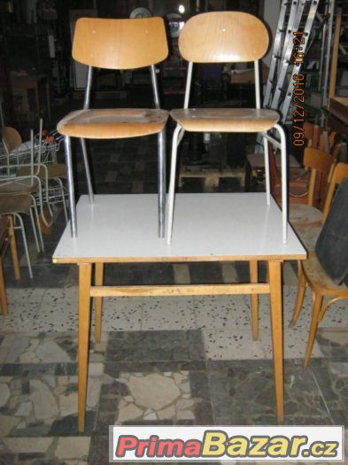 Stoly a židle dřevěné a dřevoocelové různé druhy.