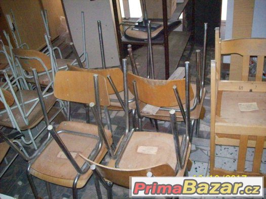 Stoly a židle dřevěné a dřevoocelové různé druhy.