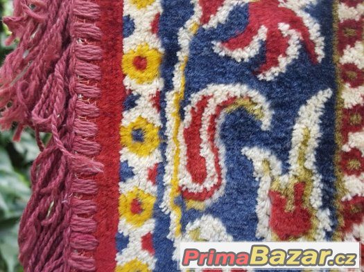 Perský koberec s třášněmi cca 240x150
