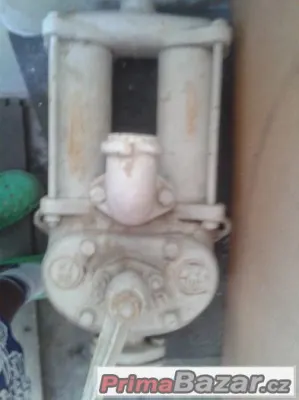 STARA VODNI PUMPA NA CHATU