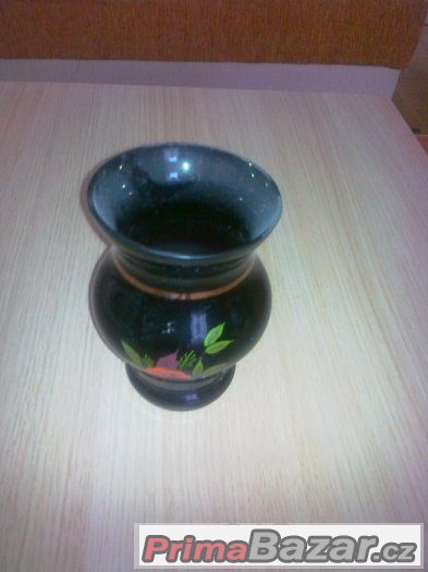 Černá skleněná váza