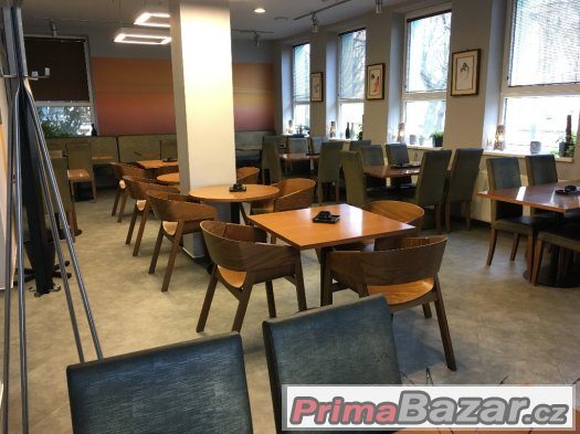 Interiér stylové restaurace na prodej - stoly, židle světla.