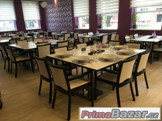 Interiér stylové restaurace na prodej - stoly, židle, světla