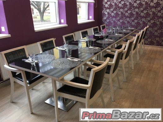 Interiér stylové restaurace na prodej - stoly, židle, světla