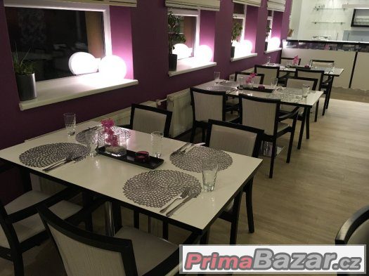 Interiér stylové restaurace na prodej - židle, stoly, nerez