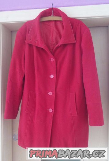 Červený nošený dámský kabát, vel. 46.