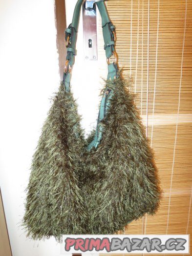 Zelená kabelka s umělou kožešinou