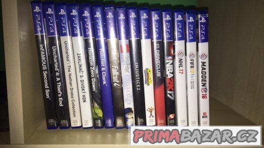 Playstation 4 PRO, 2 ovladače,rok a pul zaruka