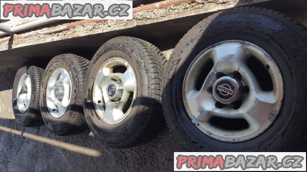 sada Nissan s pneu yokohama 6x139.7 7jx16 et30 dot2415