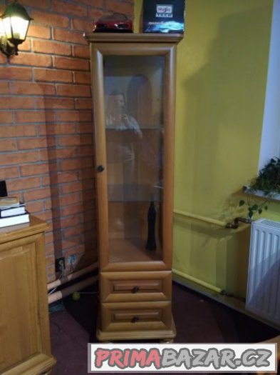 Vitrína k obývací stěně z dubového masivu Vitrína k obývací stěně z dubového masivu