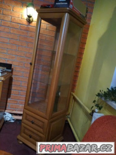 Vitrína k obývací stěně z dubového masivu Vitrína k obývací stěně z dubového masivu