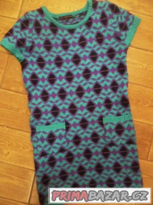 pěkné teplé barevné šaty vel. 152
