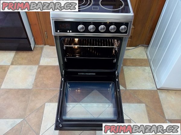 Sporák sklokeramický GORENJE šíře 50 cm nerez displej horkovzduch