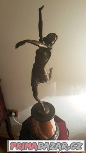 Prodám starou bronzovou sochu tanečnice.