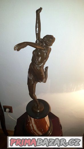 Prodám starou bronzovou sochu tanečnice.