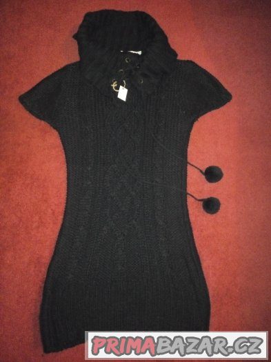 černé pletené šaty