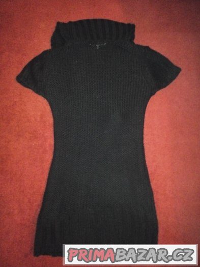 černé pletené šaty