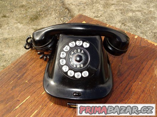 Starý černý bakelitový telefon - bulharský