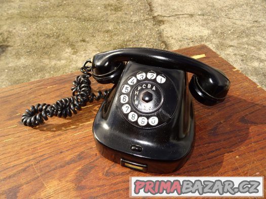 Starý černý bakelitový telefon - bulharský