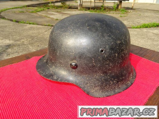 Stará německá černá helma z hasičárny